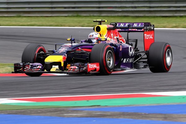 Ricciardo postrádal rychlost, Vettel ušetřil kilometry