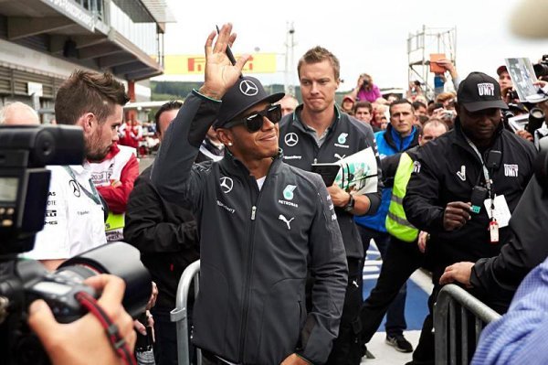 Button: Hamilton se s kolegy moc nebaví