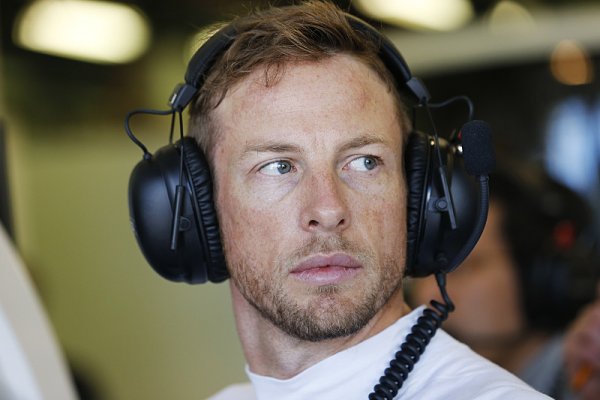 Jenson Button uspán a okraden