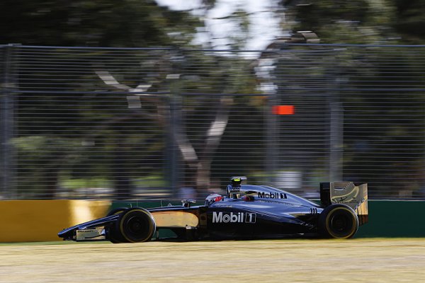 Alonso, Vettel a Magnussen unikli penalizacím