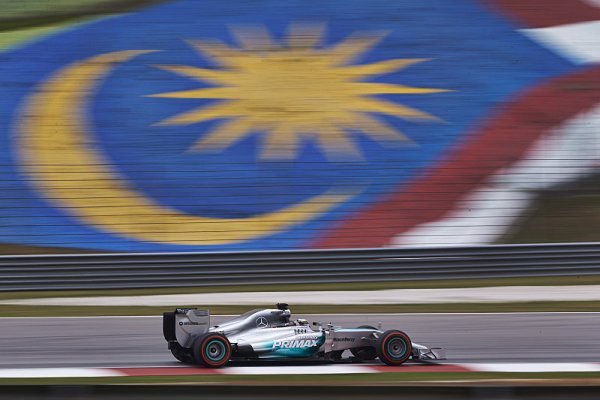 Zmoklou malajsijskou kvalifikaci vyhrál Hamilton