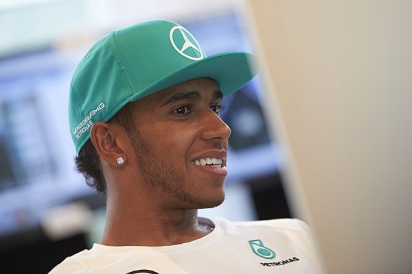 První závod sezony patřil Hamiltonovi