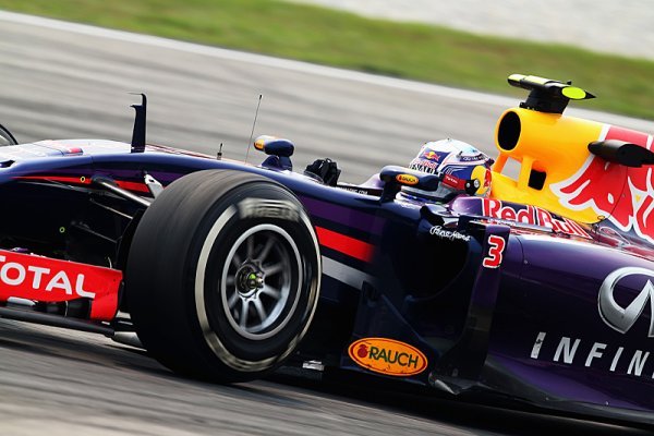 Ricciardo potrestán za chybu týmu odsunem na roštu