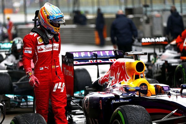 Ferrari se dotahuje na Red Bull, říká Alonso