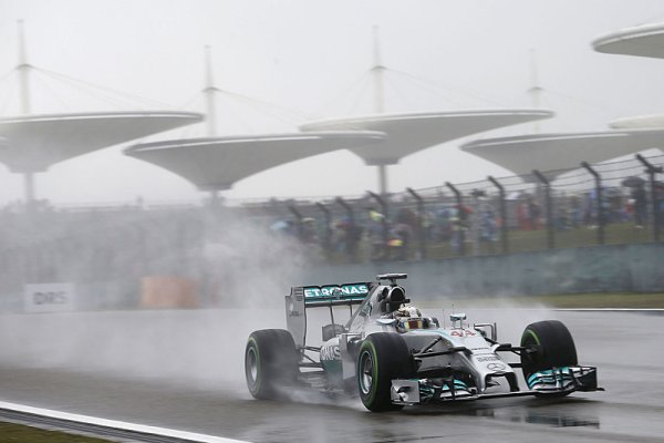 Hamilton si v Číně doplaval pro pole position