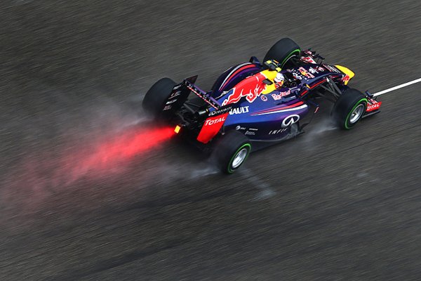 Ve třetím tréninku zapršelo, Ricciardo na čele