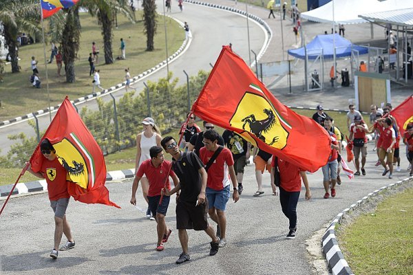 F1 prý spěje k závodům před prázdnými tribunami