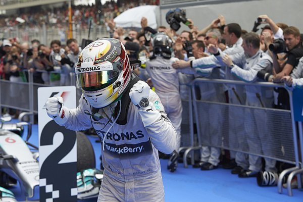 Hamilton se chce u Mercedesu usadit na několik let