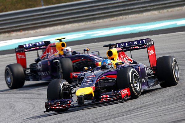 Stevardi vyloučili vozy Red Bullu z kvalifikace