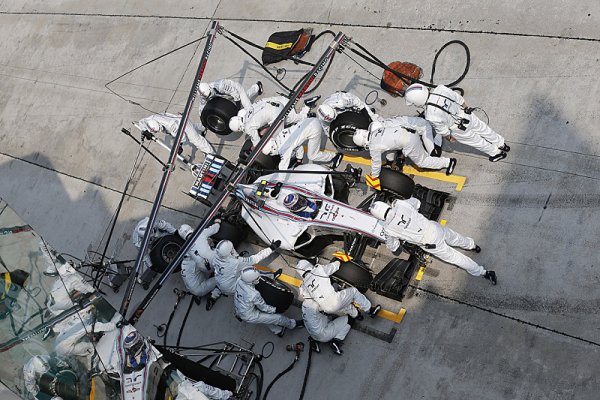 Massa se v boxech zdržel kvůli záměně gum