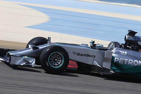 Mercedes vládne Bahrajnu i v testech
