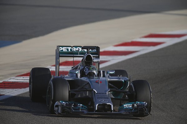 Mercedesy v první řadě, Rosberg před Hamiltonem