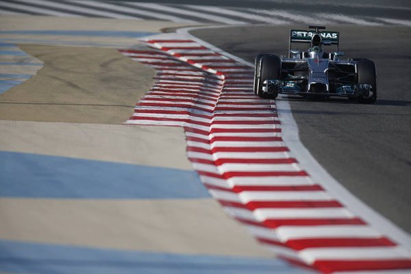 Mercedes zůstal na čele i dnes, tentokrát s Rosbergem