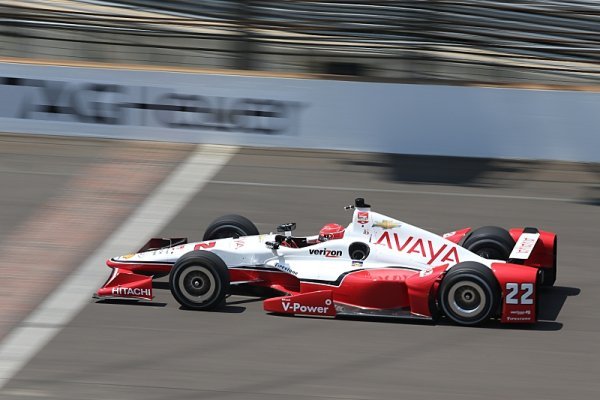 První trénink ovládl Pagenaud, Power boural