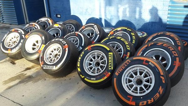 Jezdci dočasně nechají výběr pneumatik na Pirelli