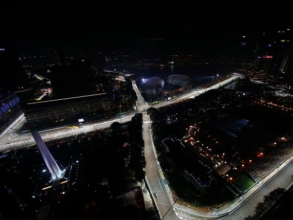 Večer v Singapuru kraloval Sebastian Vettel