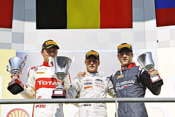 Vandoorne si připsal domácí triumf, de Jong těžce boural Vandoorne si připsal domácí triumf, de Jong těžce boural