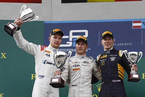 Vandoorne ovládl hlavní závod v Rakousku Vandoorne ovládl hlavní závod v Rakousku