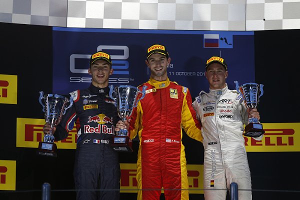 Ve zkráceném hlavním závodě zvítězil Rossi, Vandoorne si na titul musí ještě počkat Ve zkráceném hlavním závodě zvítězil Rossi, Vandoorne si na titul musí ještě počkat
