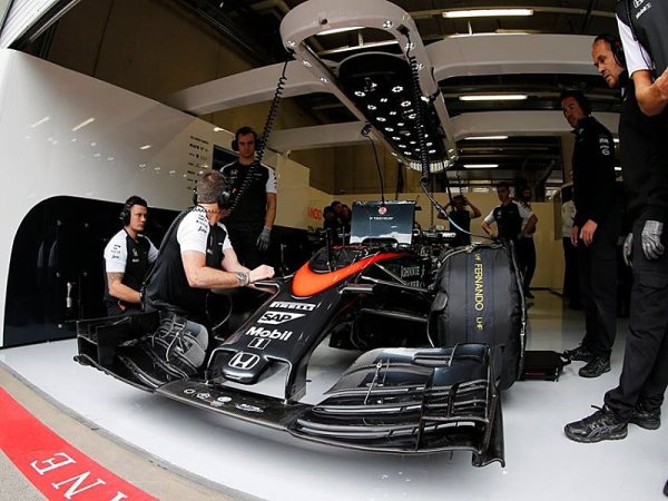 McLaren má na startu ztratit 55 míst