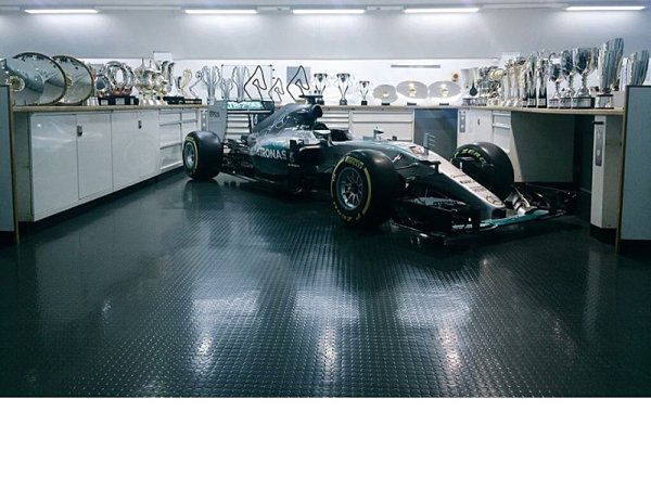 Mercedes hledá jezdce i přes inzerát Mercedes hledá jezdce i přes inzerát