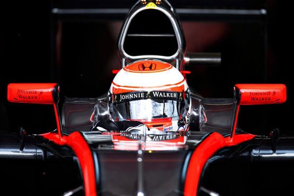 McLaren MP4-30 dnes zvládl 7 kol