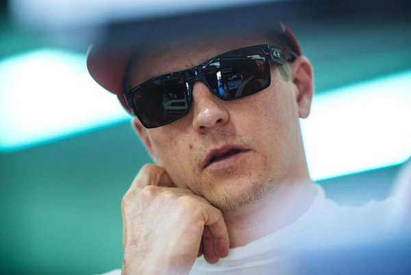 Räikkönen lituje výjezdu bezpečnostního vozu