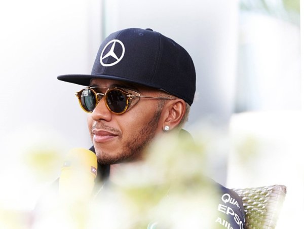 Hamilton: Rosberg si moc stěžuje