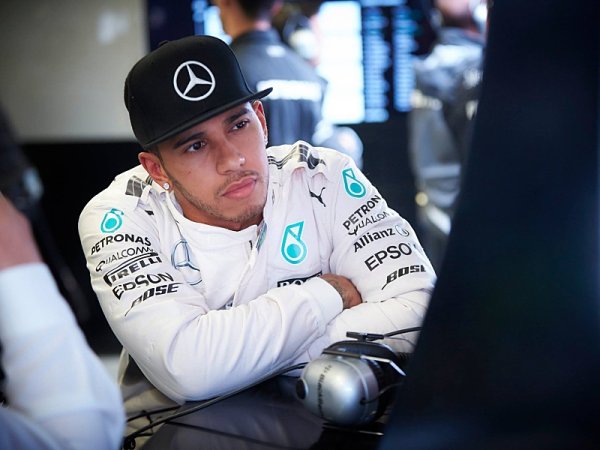 Mercedes na koberečku kvůli tlaku v pneumatikách