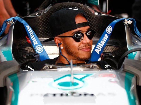 Hamilton: Pravidla dělají lidé nerozumějící závodění