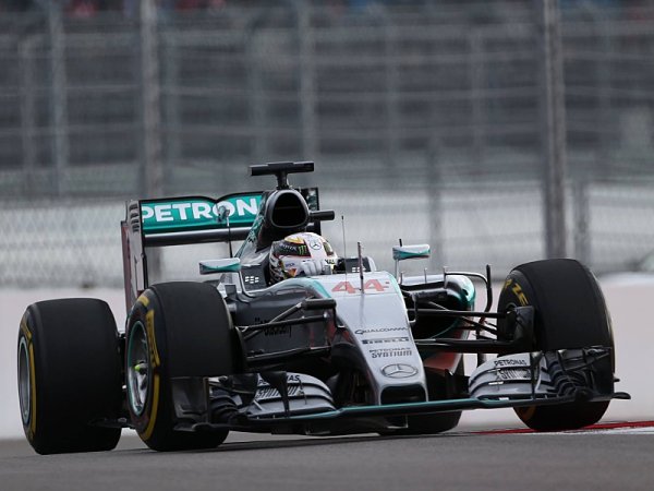 Hamilton blízko titulu, Rosberg vypadl