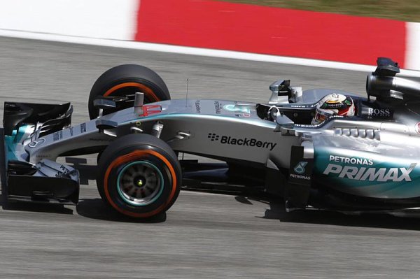 Kvalifikaci těsně vyhrál Hamilton, druhý Vettel