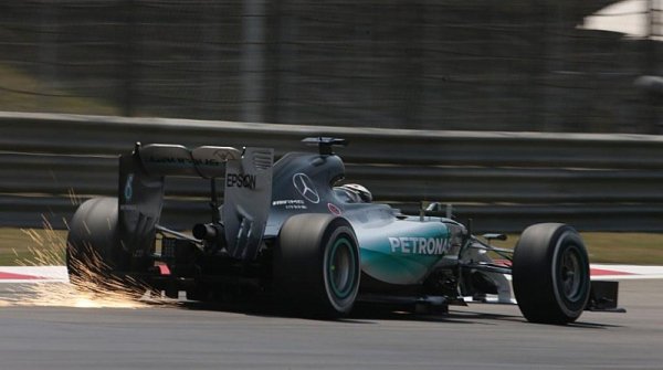 Za Hamiltonovými prohrami je prý změna vozu