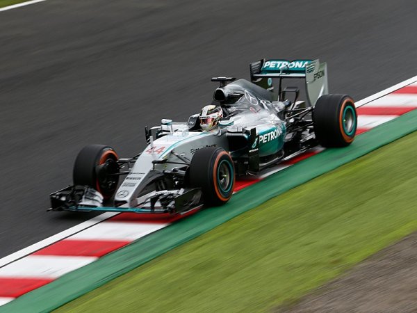 Po výborném startu vítězí opět Hamilton Po výborném startu vítězí opět Hamilton
