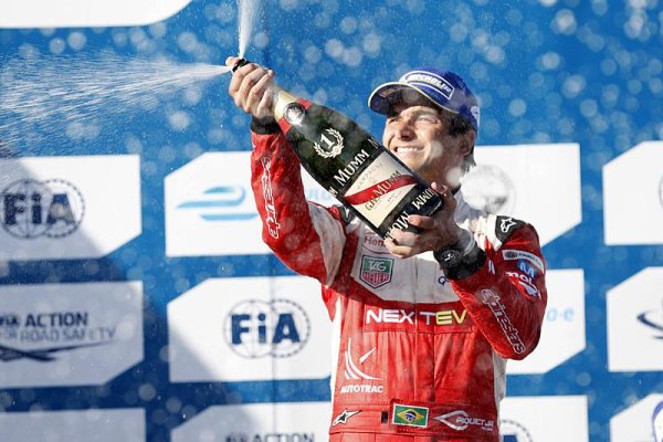 Nelson Piquet Jr si připsal první vítězství ve Formuli E Nelson Piquet Jr si připsal první vítězství ve Formuli E