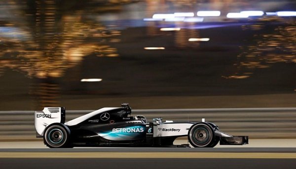 Rosberg zítra pojede s novým motorem Rosberg zítra pojede s novým motorem