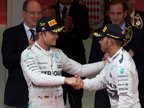 Hamilton chválí perfektního kolegu Rosberga Hamilton chválí perfektního kolegu Rosberga