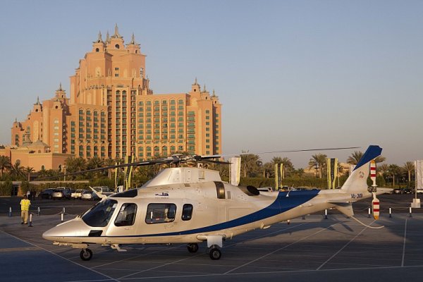 Na velkou cenu Abú Dhabí luxusní helikoptérou?