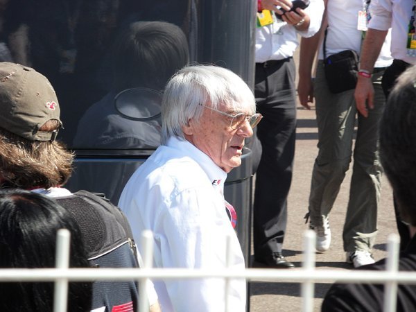 Ecclestone se zastal Pirelli