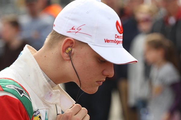 Po nehodě Schumachera v F4 pořád nerozhodnuto Po nehodě Schumachera v F4 pořád nerozhodnuto