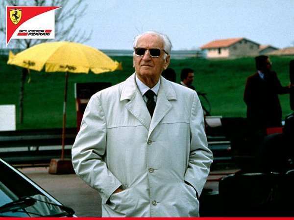 Gang chtěl ukrást tělo Enza Ferrariho Gang chtěl ukrást tělo Enza Ferrariho