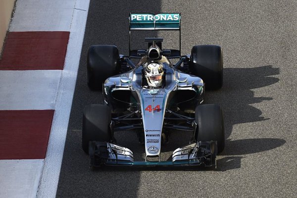 Hamilton předčasně ukončil testování, necítil se dobře Hamilton předčasně ukončil testování, necítil se dobře