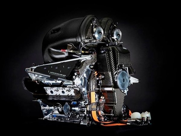 Motory Ferrari a Mercedesu jsou prý v podstatě diesely