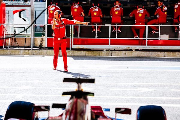 Jezdce Ferrari překvapila šikana Bus Stop