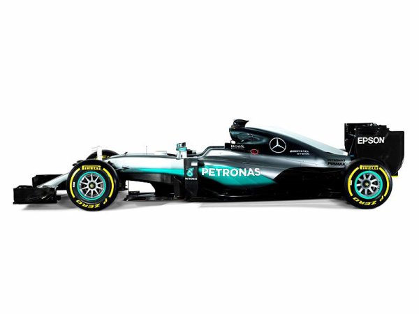 Hamilton se v novém voze cítí jako doma