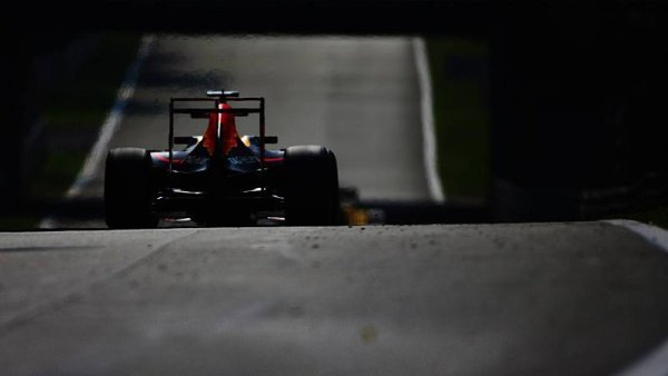 Red Bull zatím v Monze nestíhá Red Bull zatím v Monze nestíhá