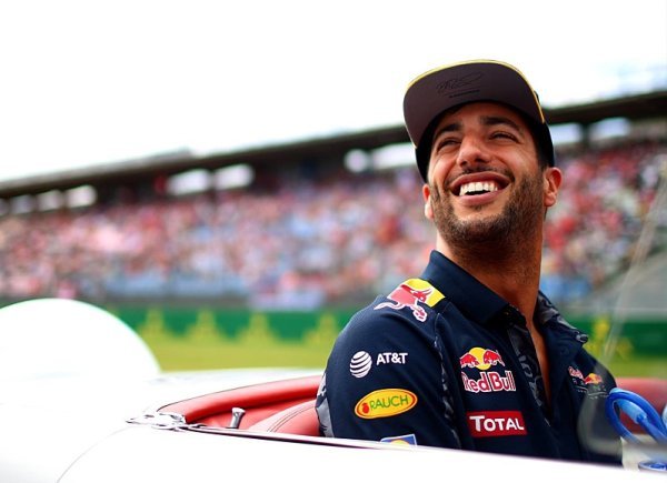 Červená vlajka možná Ricciardovi zachránila druhé místo