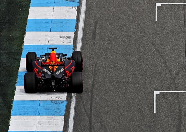 Ricciardo chce bojovat se stříbrnými vozy