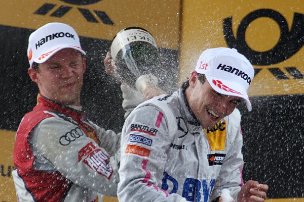Lucas Auer slaví první vítězství v DTM Lucas Auer slaví první vítězství v DTM