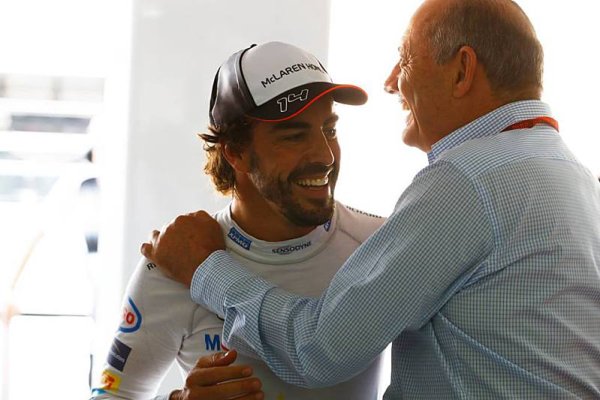 Alonso neví, zda jsou řeči o Dennisově odchodu pravdivé